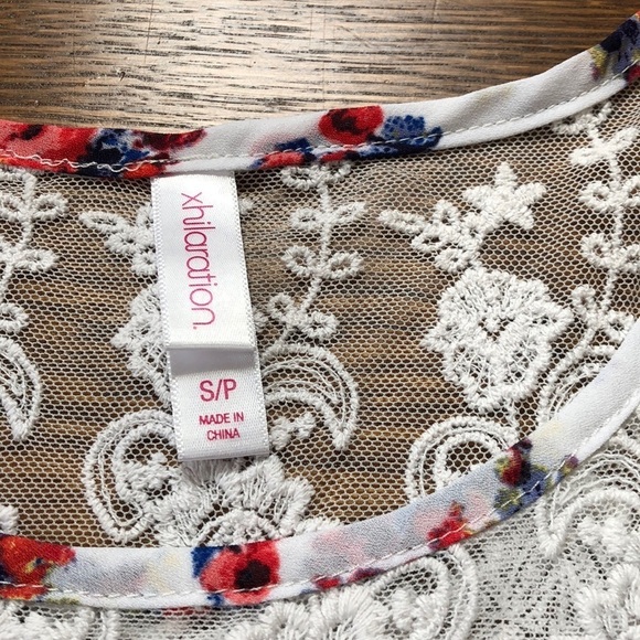 Xhilaration Flowy Floral Lace Trim Sleeveless Top - Picture 4 of 5